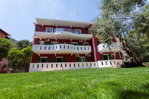 хотел Oasis Exclusive Apartments 
