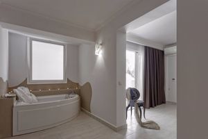 Lagomandra Hotel